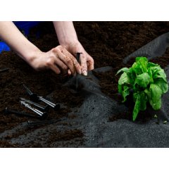 Czym różni się agrowłóknina od agrotkaniny? 